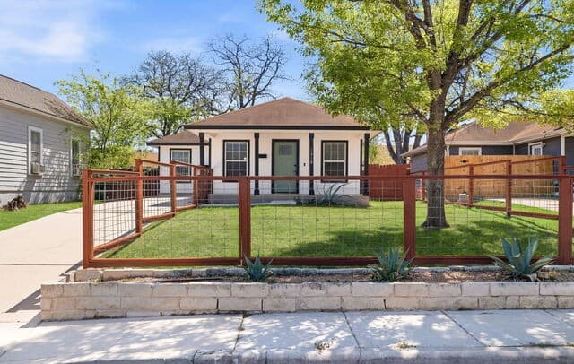 3-bedroom rental at 1318 Dawson in San Antonio, TX — photo 5