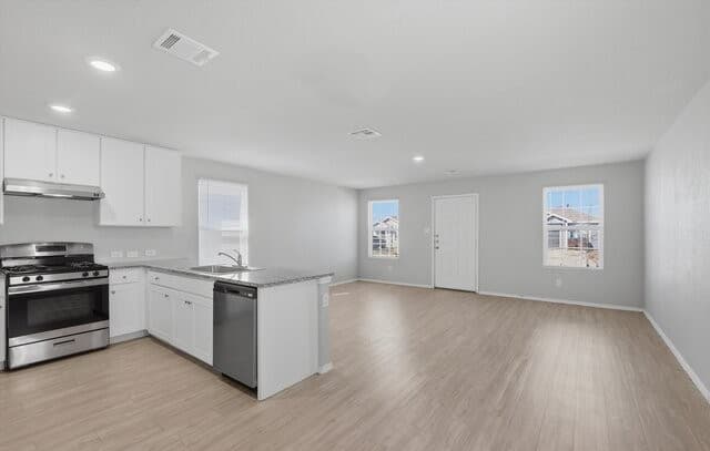 3-bedroom rental at 8110 Serro Medina in San Antonio, TX — photo 5