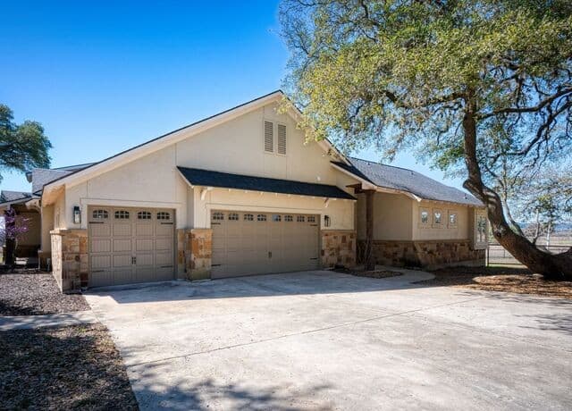 4-bedroom rental at 676 Highgate Dr in Bandera, TX — photo 3