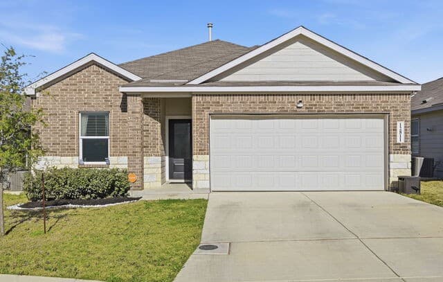4-bedroom rental at 12811 Sage Turn in St Hedwig, TX — photo 1