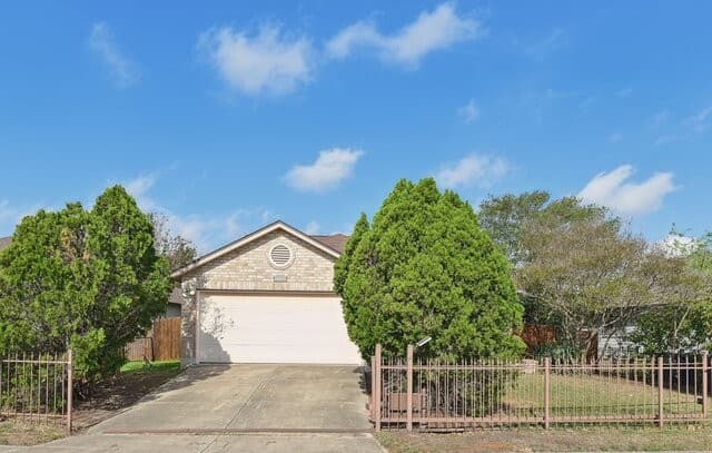 3-bedroom rental at 5015 Viking Coral in San Antonio, TX — photo 2