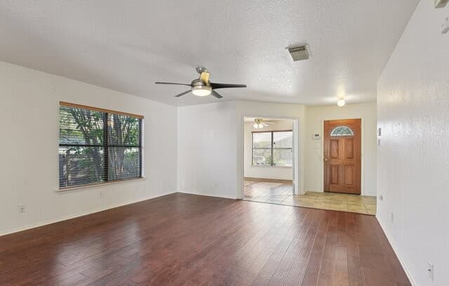 3-bedroom rental at 5015 Viking Coral in San Antonio, TX — photo 3