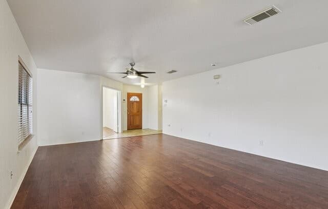 3-bedroom rental at 5015 Viking Coral in San Antonio, TX — photo 4