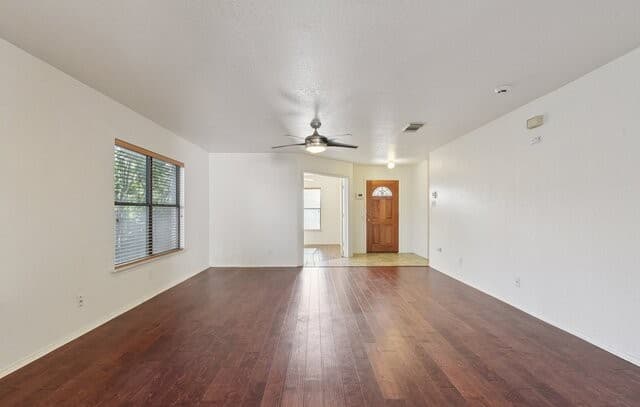 3-bedroom rental at 5015 Viking Coral in San Antonio, TX — photo 5