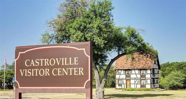 4-bedroom rental at 124 Pin Oak in Castroville, TX — photo 5
