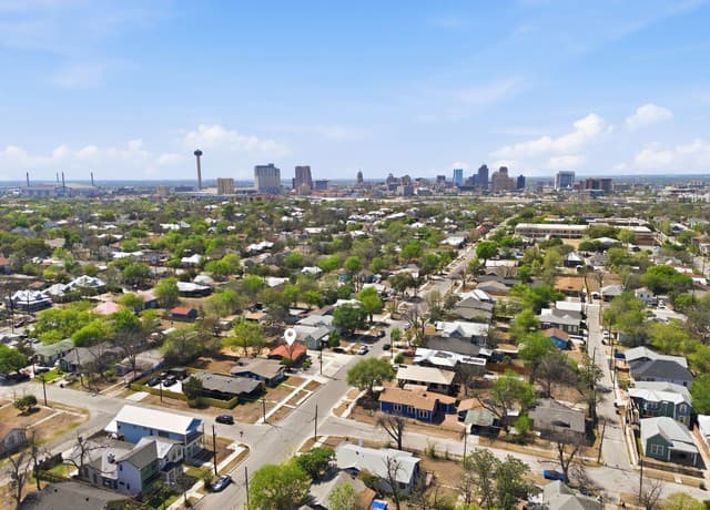 2-bedroom rental at 926 Lamar in San Antonio, TX — photo 1