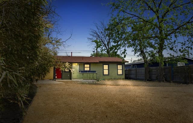 2-bedroom rental at 926 Lamar in San Antonio, TX — photo 2