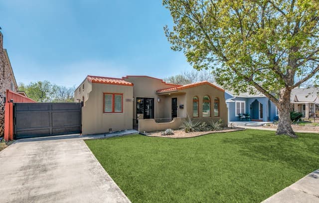 2-bedroom rental at 1714 W Summit in San Antonio, TX — photo 2