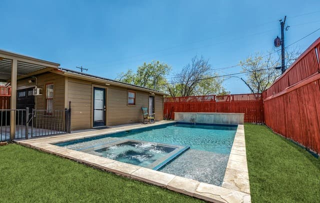 2-bedroom rental at 1714 W Summit in San Antonio, TX — photo 3