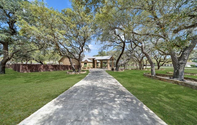 3-bedroom rental at 100 Vintage Trail Dr in La Vernia, TX — photo 4