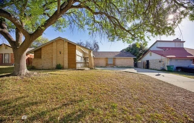4-bedroom rental at 13018 Larkyorke in San Antonio, TX — photo 2