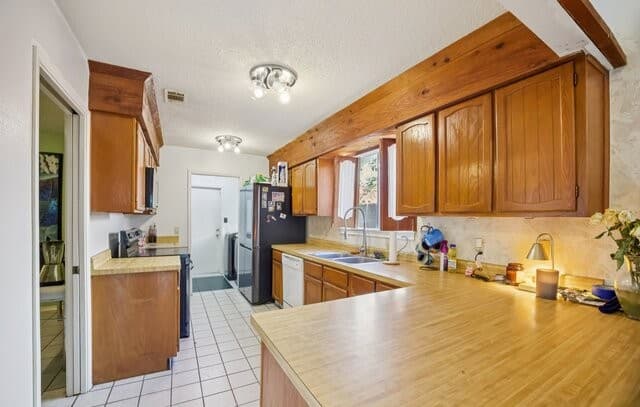 4-bedroom rental at 13018 Larkyorke in San Antonio, TX — photo 4
