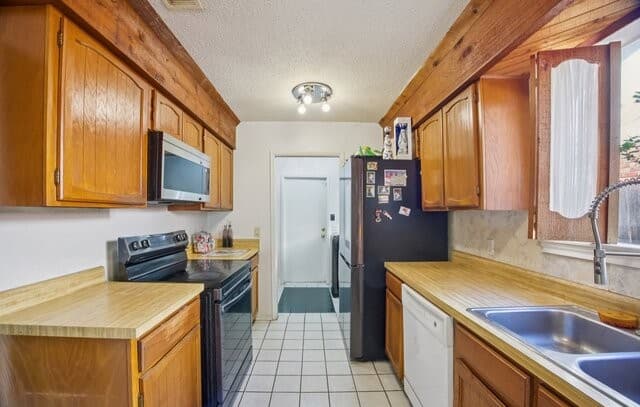 4-bedroom rental at 13018 Larkyorke in San Antonio, TX — photo 5