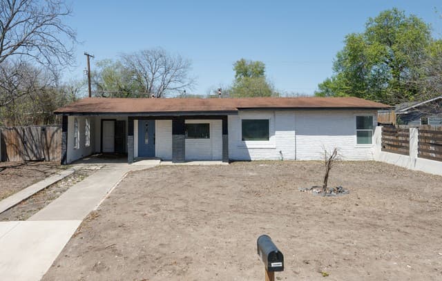4-bedroom rental at 111 Ashford in San Antonio, TX — photo 1