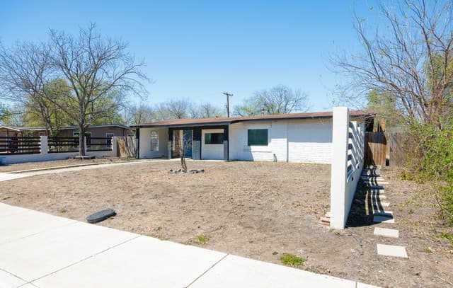 4-bedroom rental at 111 Ashford in San Antonio, TX — photo 2