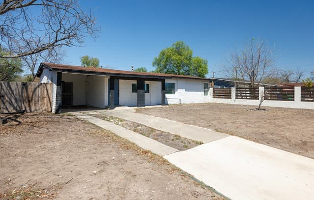 4-bedroom rental at 111 Ashford in San Antonio, TX — photo 3