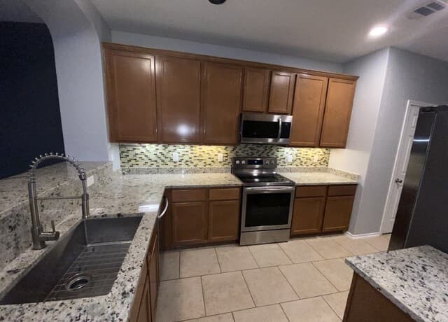 3-bedroom rental at 12404 Abbey Park in San Antonio, TX — photo 3