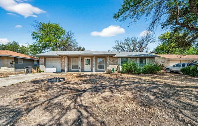 3-bedroom rental at 5827 Castle Brook Dr in San Antonio, TX — photo 1