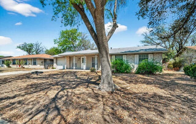 3-bedroom rental at 5827 Castle Brook Dr in San Antonio, TX — photo 2