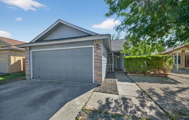 4-bedroom rental at 7423 Hardesty in San Antonio, TX — photo 2