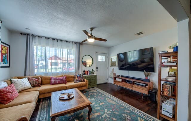 3-bedroom rental at 1422 Santa Monica in San Antonio, TX — photo 2