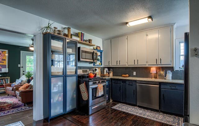 3-bedroom rental at 1422 Santa Monica in San Antonio, TX — photo 3