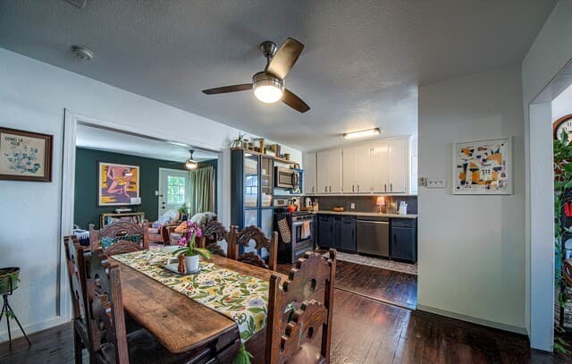 3-bedroom rental at 1422 Santa Monica in San Antonio, TX — photo 4