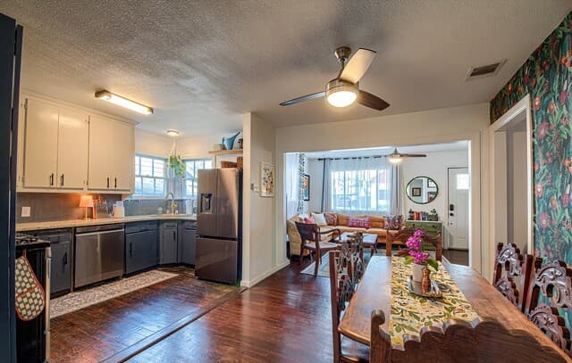 3-bedroom rental at 1422 Santa Monica in San Antonio, TX — photo 5