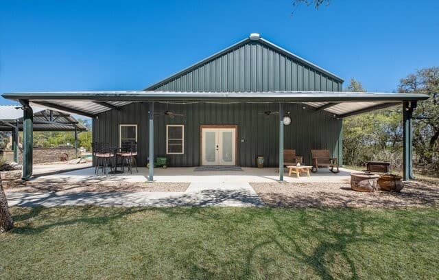 3-bedroom rental at 7869 County Road 311 in Dhanis, TX — photo 3