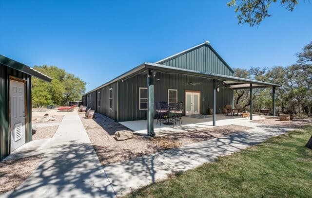 3-bedroom rental at 7869 County Road 311 in Dhanis, TX — photo 4