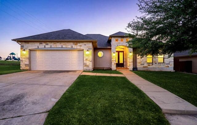 4-bedroom rental at 104 S Elise Dr in La Vernia, TX — photo 1