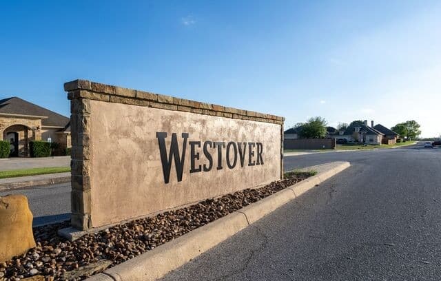 4-bedroom rental at 104 S Elise Dr in La Vernia, TX — photo 2