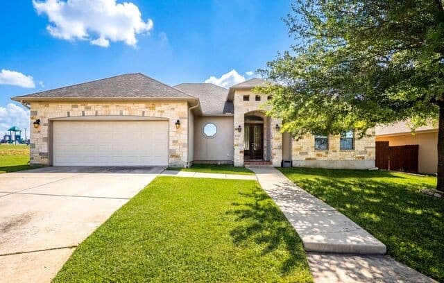 4-bedroom rental at 104 S Elise Dr in La Vernia, TX — photo 3