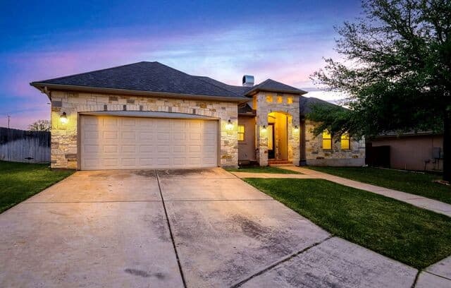 4-bedroom rental at 104 S Elise Dr in La Vernia, TX — photo 4