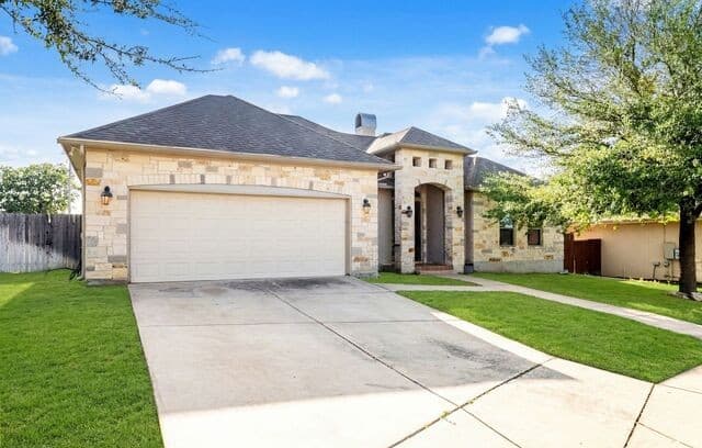 4-bedroom rental at 104 S Elise Dr in La Vernia, TX — photo 5