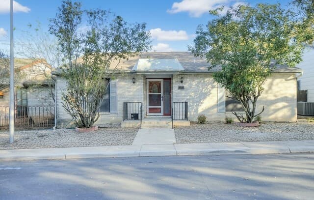 3-bedroom rental at 6422 Honey Hl in San Antonio, TX — photo 2