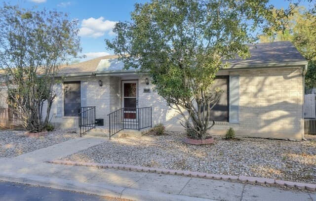 3-bedroom rental at 6422 Honey Hl in San Antonio, TX — photo 3