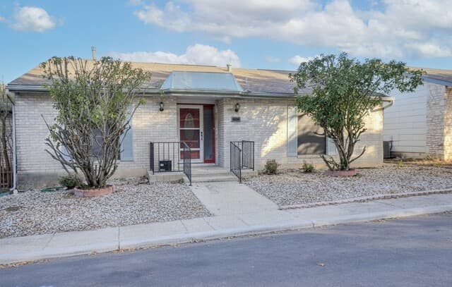 3-bedroom rental at 6422 Honey Hl in San Antonio, TX — photo 4