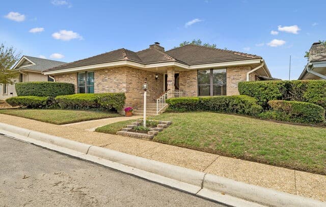 3-bedroom rental at 6119 Shady Creek in Windcrest, TX — photo 2