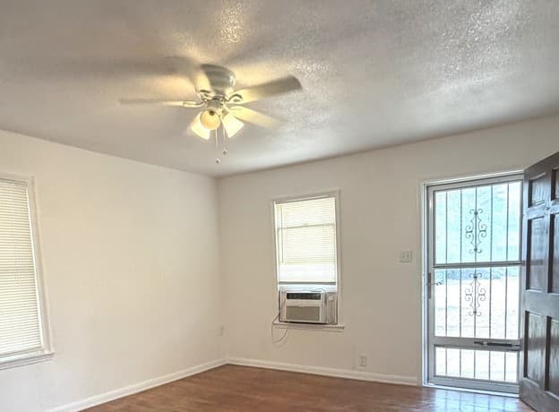 2-bedroom rental at 122 Waugh in San Antonio, TX — photo 3