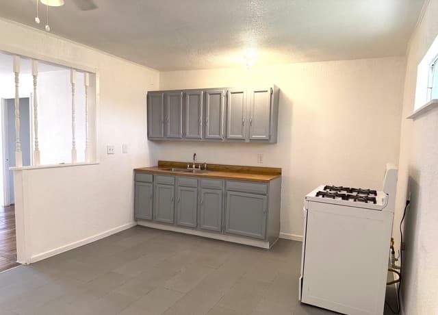 2-bedroom rental at 122 Waugh in San Antonio, TX — photo 5