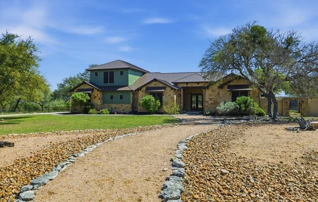 4-bedroom rental at 439 Mystic Pkwy in Spring Branch, TX — photo 2