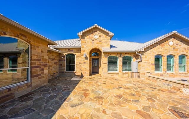 3-bedroom rental at 5077 Old San Antonio Rd in Fredericksburg, TX — photo 2