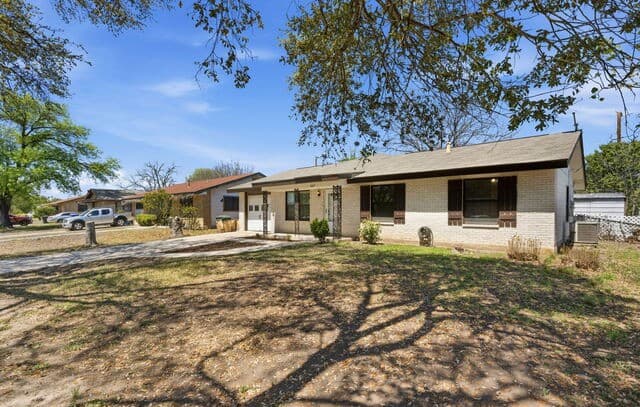 4-bedroom rental at 5167 Village Path in San Antonio, TX — photo 2