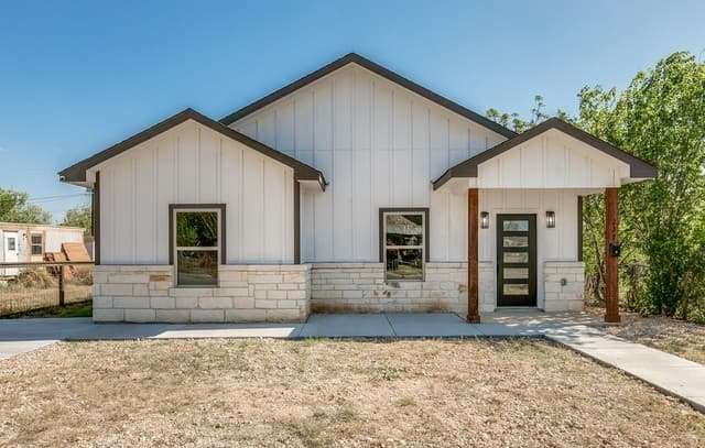 3-bedroom rental at 237 Avenue D in Poteet, TX — photo 1