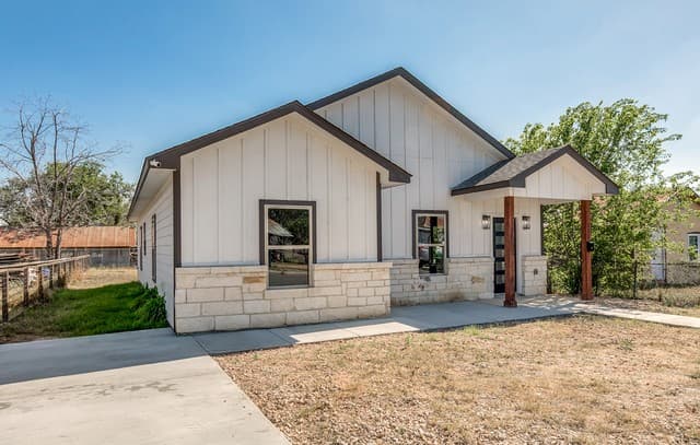 3-bedroom rental at 237 Avenue D in Poteet, TX — photo 3
