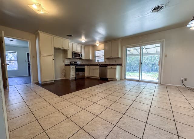 3-bedroom rental at 215 Oak Park in Boerne, TX — photo 4