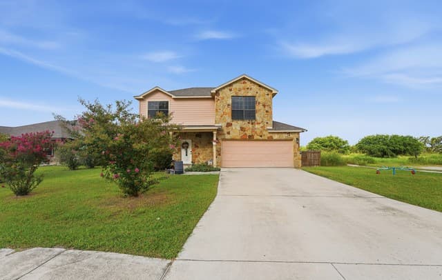3-bedroom rental at 524 Indian Crossing in Jourdanton, TX — photo 2