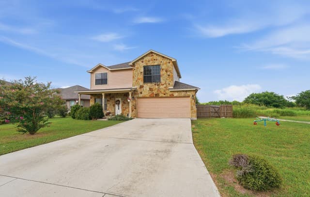 3-bedroom rental at 524 Indian Crossing in Jourdanton, TX — photo 3