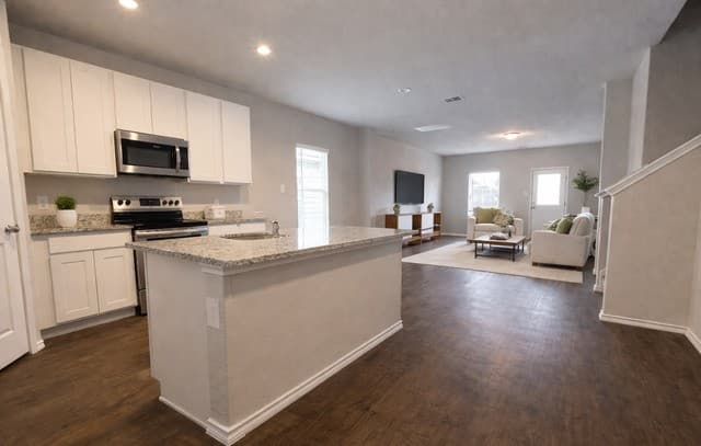 3-bedroom rental at 10439 Lateleaf Oak in San Antonio, TX — photo 2